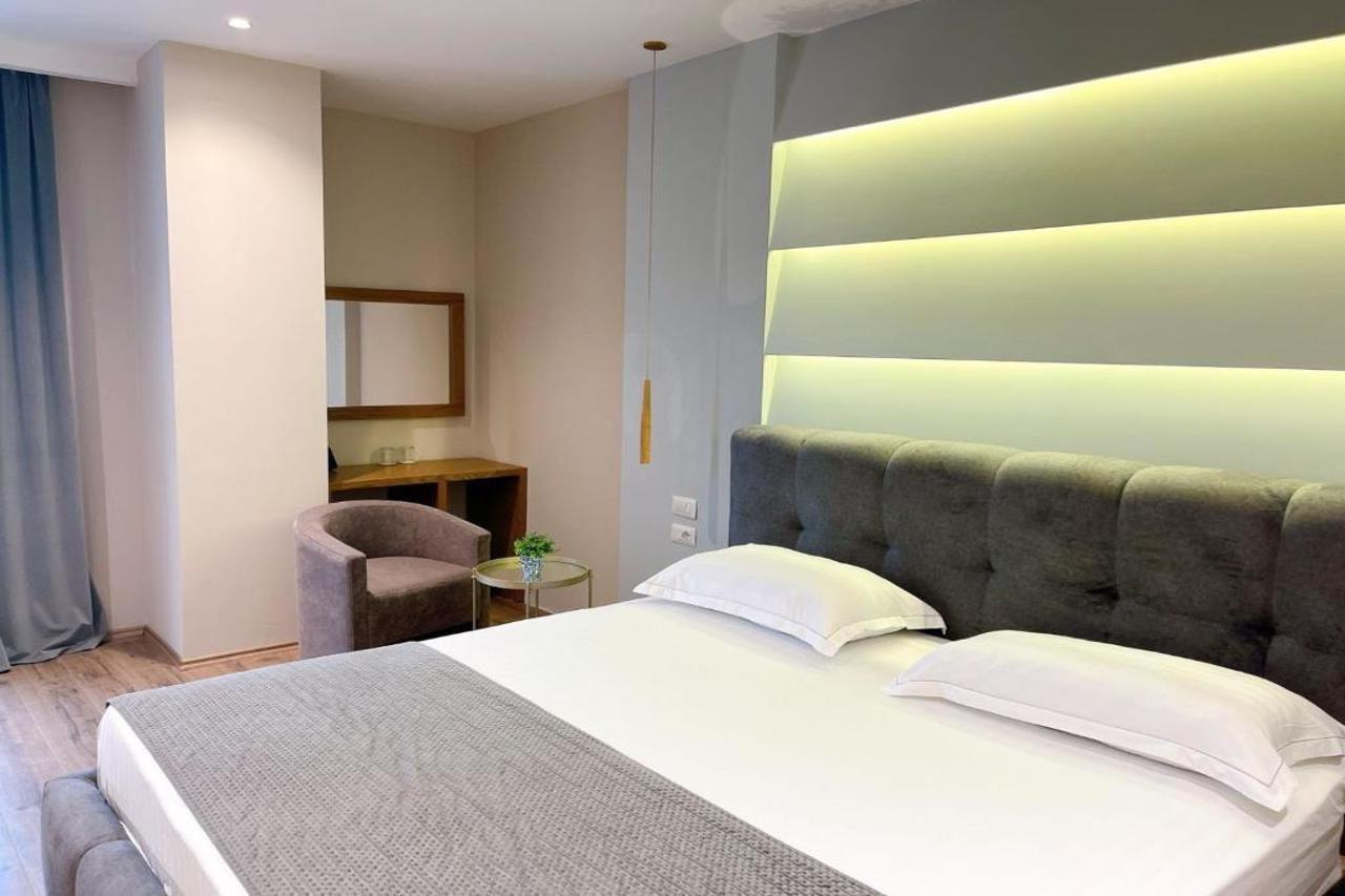 Light Hotel Tiranë Ngoại thất bức ảnh